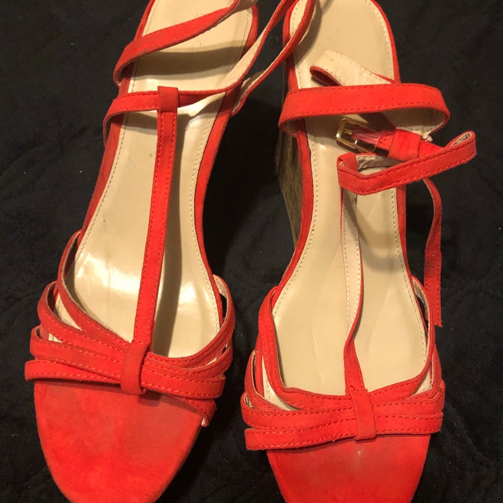 Red strap wedge